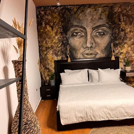 Apartment Artist *