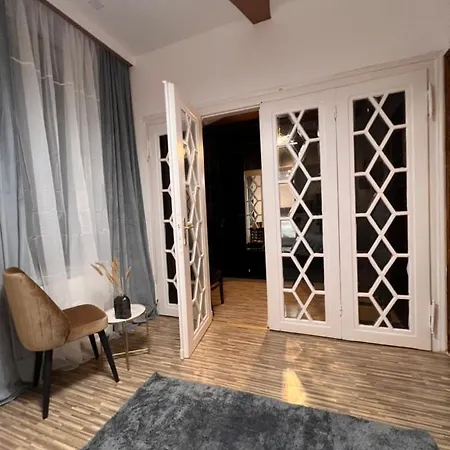 Apartment Artist *